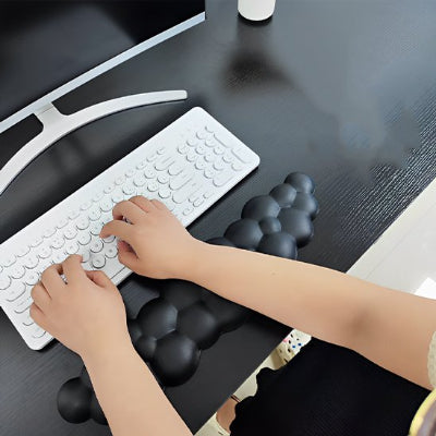 Clavier Repose Poignet| NuageConfort noir sur bureau noir