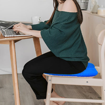 Coussin de siege | HoneyGel™ sur chaise de salle a manger femme assise a table