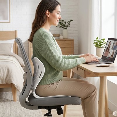 Coussin orthopédique lombaire | ErgoBalance™ femme sur chaise grise
