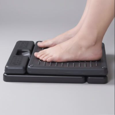 Repose pied ergonomique en position completement replié a plat avec pieds dessu