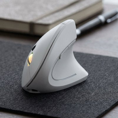 Souris sans fil verticale | VertiComfort™ blanche sur tapis de souris noir