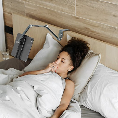 Support tablette lit articulĂ© fixĂ© Ă une tĂȘte de lit, avec bras rĂ©glable en aluminium, permettant de regarder des vidĂ©os, lire ou participer Ă des appels vidĂ©o confortablement, les mains libres depuis son lit.