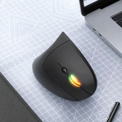 souris verticale ergonomique noir sur bureau