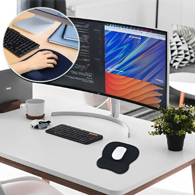 Tapis de souris ergonomique sur bureau de travail avec plante dessu