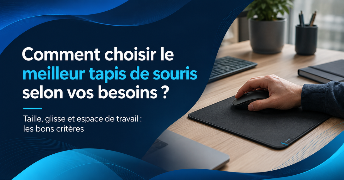 Main utilisant une souris sur un tapis de souris noir sur un bureau, avec visuel de blog sur le choix du meilleur tapis de souris selon ses besoins.