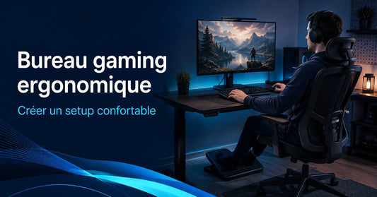 Bureau gaming ergonomique avec écran à hauteur des yeux, souris proche du clavier, siège réglé et repose-pieds dans une ambiance bleu marine et cyan.