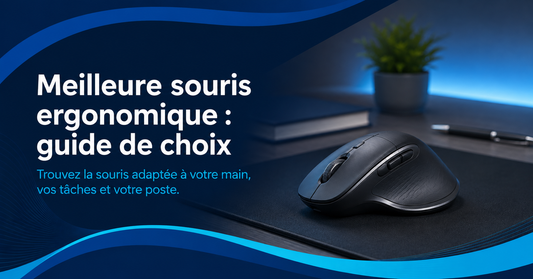 Souris ergonomique inclinée sur un bureau moderne, illustrant un guide pour choisir un modèle adapté à sa main, à ses tâches et à son poste.