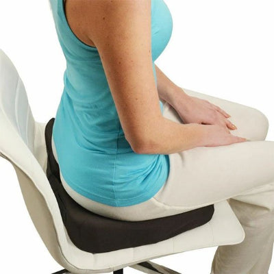 Coussin d assise ergonomique | CoccyxZen™ sur chaise blanche femme assise dessu