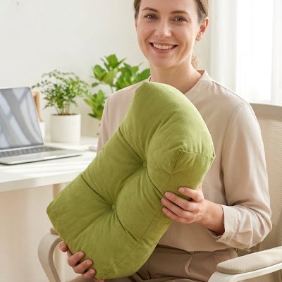 Coussin de dossier | SmartSupport™ vert dans les main d'une femme