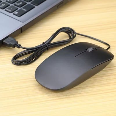 Mini souris filaire | CompactClick™ noir sur bureau