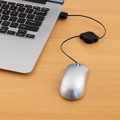 Mini souris filaire | MiniClick™ argent sur bureau