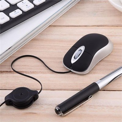 Mini souris filaire | MiniClick™ noir sur bureau de bois