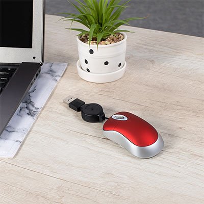 Mini souris filaire | MiniClick™ rouge sur bureau de bois