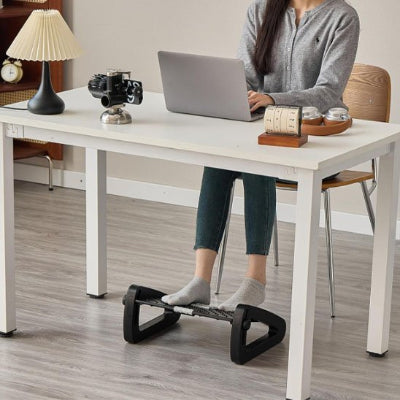 Repose pied pour bureau | AdjustStep sous bureau femme avec pied dessu