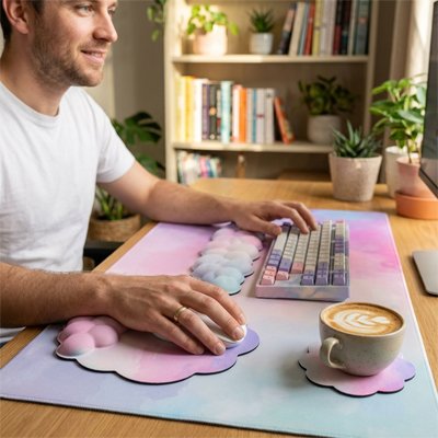 Repose poignet Nuage | CloudKit™ sur bureau avec homme devant don écran