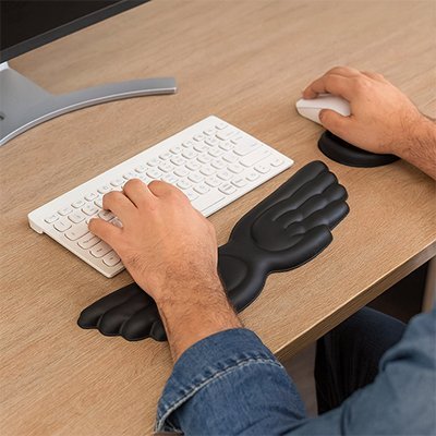 Repose poignet clavier noir sur bureau