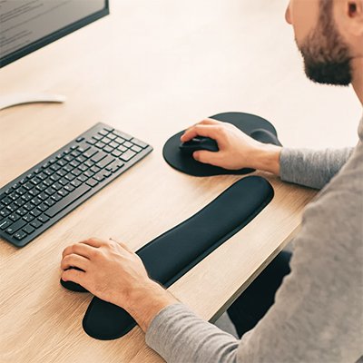 Repose poignet pour clavier | SoftRelief noir sur bureau de bois