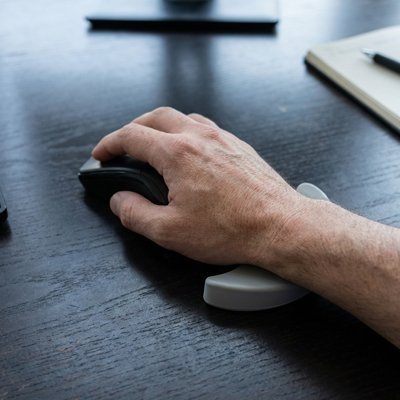 Repose poignet pour souris | ErgoGris Pro™ sur bureau noir