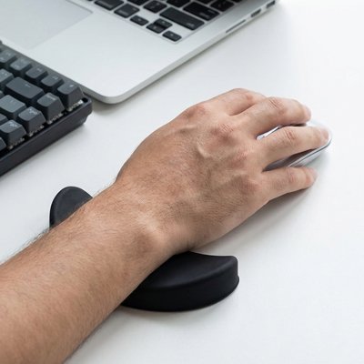 Repose poignet pour souris | ErgoNoir Pro™ sur bureau blanc