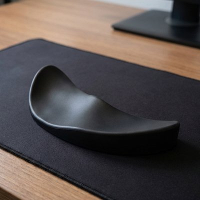Repose poignet pour souris | ErgoNoir Pro™ sur sous main noir