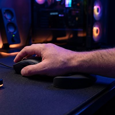 Repose poignet pour souris | ErgoNoir Pro™ sur bureau noir 