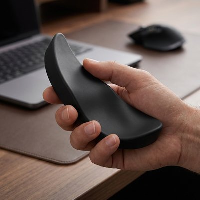 Repose poignet pour souris | ErgoNoir Pro™ dans la main 