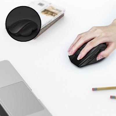 Sourie ergonomique | HyperSync™ sur bureau blanc dans main droite
