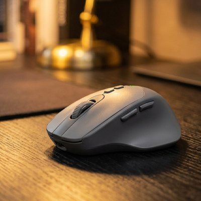 Souris bluetooth | ComfortClick™ gris sur bureau