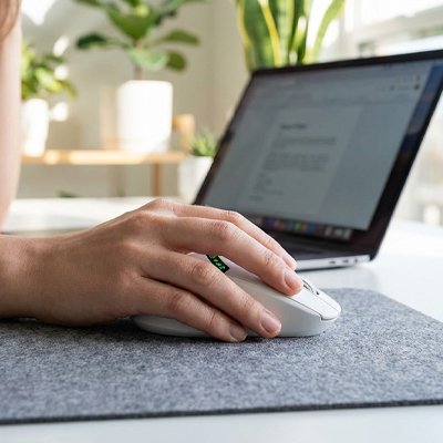 Souris bluetooth | ComfortClick™ sur tapis avec main dessu