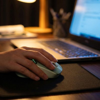 Souris bluetooth | ComfortClick™vert sur tapis de souris
