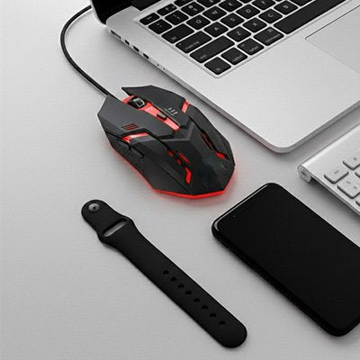 Souris filaire sur bureau blanc