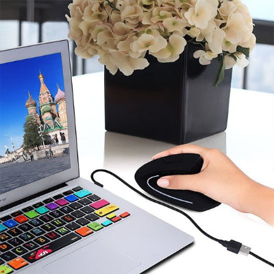 Souris filaire ergonomique | ComfortDesign dans main droite