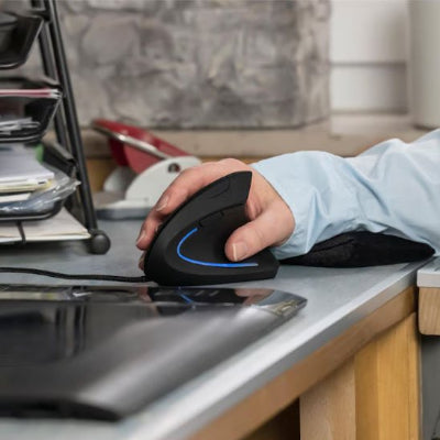 Souris filaire ergonomique | ComfortDesign sur bureau