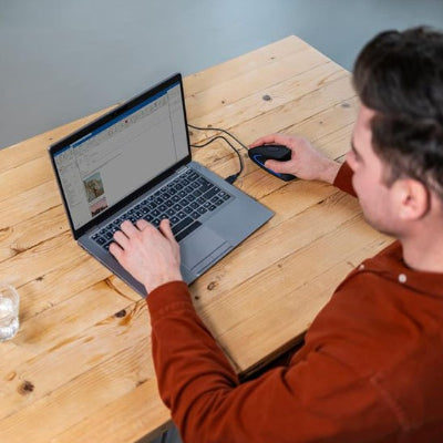 Souris filaire ergonomique | ComfortDesign sur bureau de bois