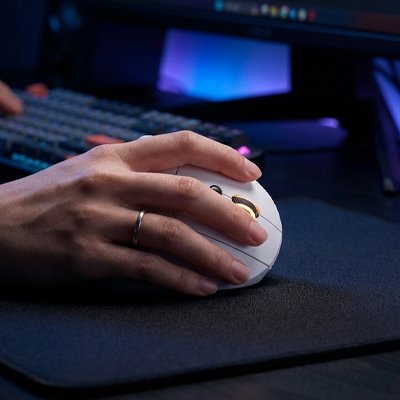 Souris sans fil verticale | VertiComfort™ blanche dans main droite