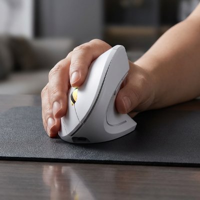 Souris sans fil verticale | VertiComfort™ blanche sur bureau