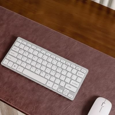 Sous main bureau cuir marron fonce clavier dessu