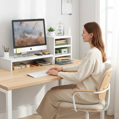Support Ecran Bureau | ClearDesk™ sur bureau avec femme sur chaise