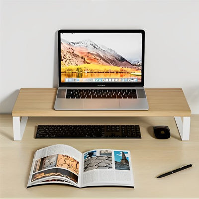 Support écran PC en bois sur tale avec portable dessu et clavier souris dessou