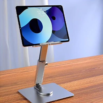 Support de tablette en aluminium réglable en hauteur et en inclinaison sur un breau en bois, offrant une rotation à 360° pour améliorer l'ergonomie, le confort visuel et la posture au bureau ou en télétravail.