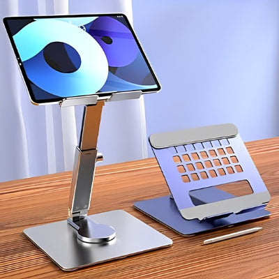 Support de tablette ergonomique en aluminium réglable en hauteur et en inclinaison sur un bureau en bois, idéal pour le télétravail, les appels vidéo, la lecture et un confort de visualisation optimal sur un bureau.
