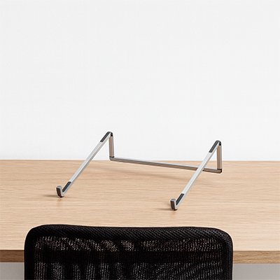 Support ordinateur portable posé en évidence sur un bureau en bois