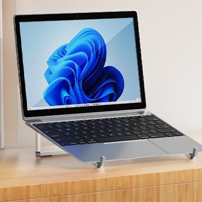 ordinateur portable posé sur un Support ordinateur portable sur un bureau en bois