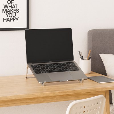 ordinateur portable posé sur un Support ordinateur portable sur un bureau en bois