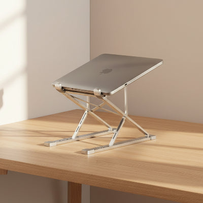 Support pc portable sur un bureu en bois avec un ordinateur portable posé dessu