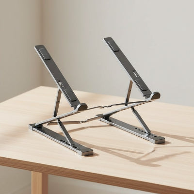 Support pc portable noir posé sur un bureau moderne en bois