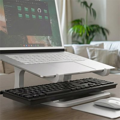 support pc portable ergonomique blanc sur un bureau moderne