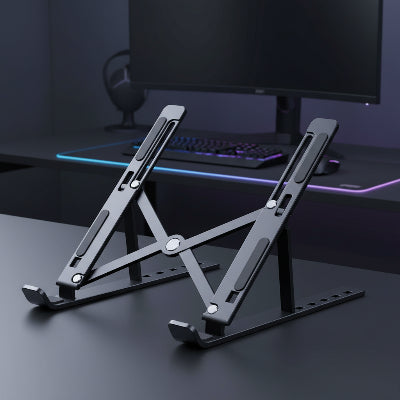 Support pc portable posé sur un bureau noir avec un bureau de gamer en arrière-plan