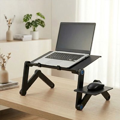 Support pc portable lit posé sur un bureau en bois avec un ordinateur et une souris posé dessu