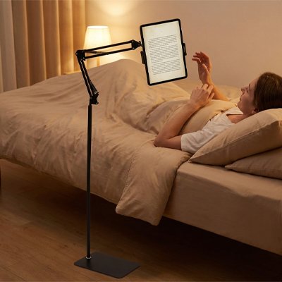 Support pour tablette sur pied avec bras articulé réglable, parfait pour lire des livres numériques, regarder des vidéos ou suivre des cours en ligne confortablement depuis son lit, tout en gardant les mains libres.